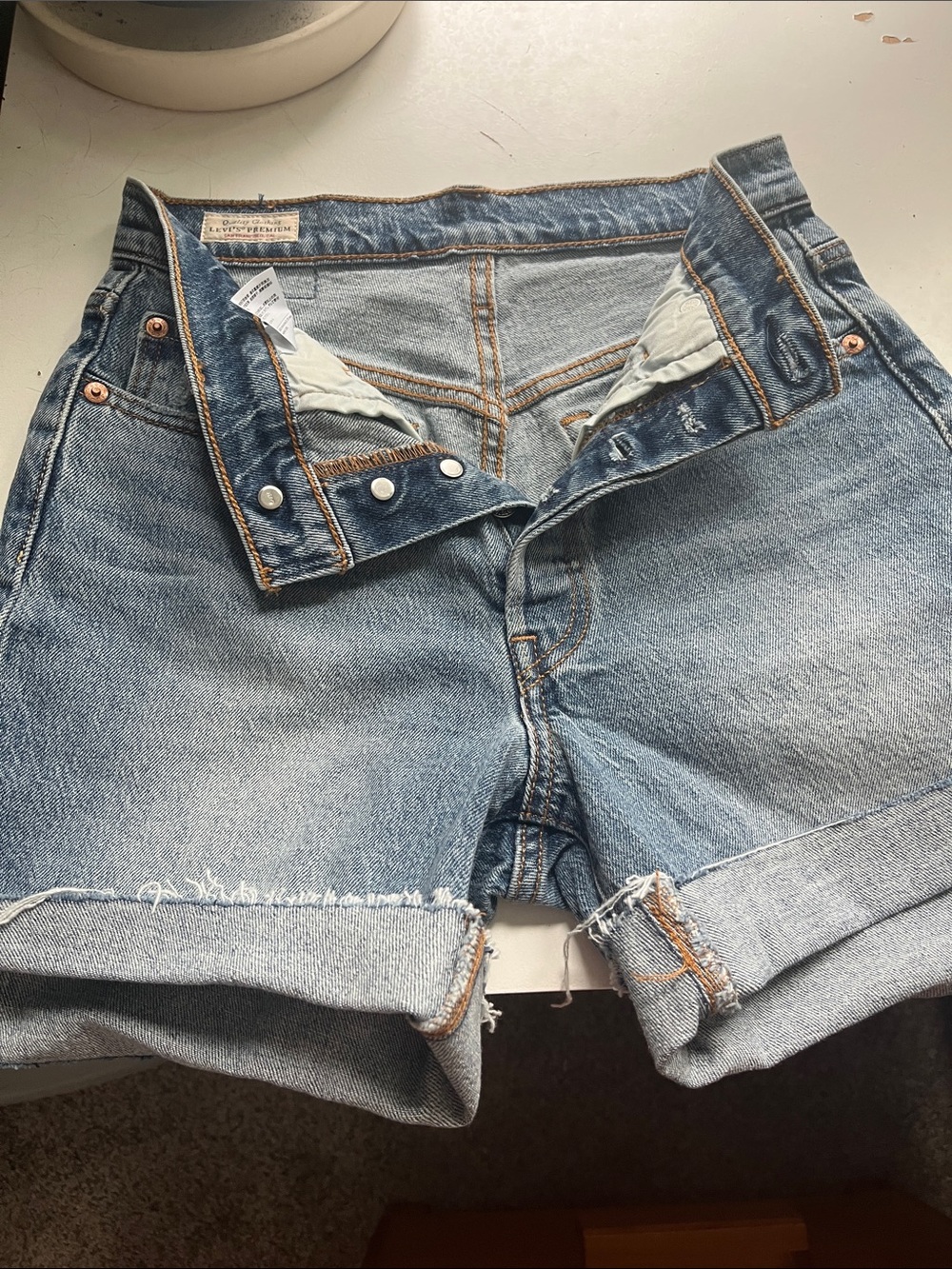 Levi Premium Light Wash Denim Roll-Cuff Women’s Shorts size 25.